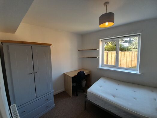 Photo of a double rooms available in 6 bed student house. .