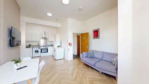 Photo of a modern 4 Bedroom Student Home In Headingley.