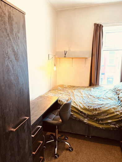 Photo of a 6 BED HOUSE CENTRAL FALLOWFIELD.