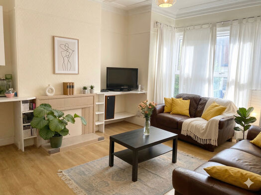 Photo of a bright, homely, and perfectly located 6-bedroom property.