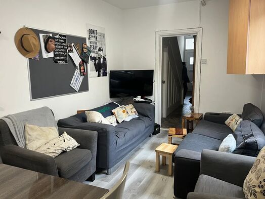 Photo of a hurry! Just two rooms left in this lovely spacious student house in leafy Lenton Boulevard.