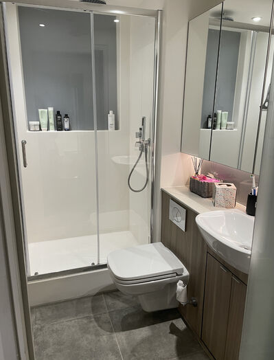 Photo of a ensuite room in 1-room student hall in Manchester.