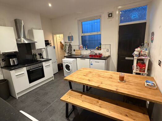 Photo of a sTUDENT HOUSE AVAILABLE TO A GROUP OF 6 OR 7 IN WOODHOUSE - NO DEPOSIT  .