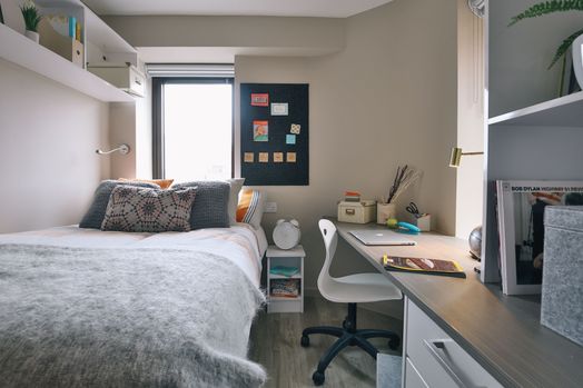 Classic Smaller 2 Bed Apartment - Shared Bathroom