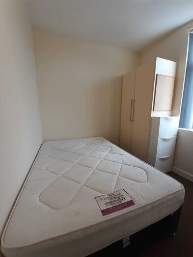 Photo of a double-bed room in a 5-bedroom house in Ormskirk.