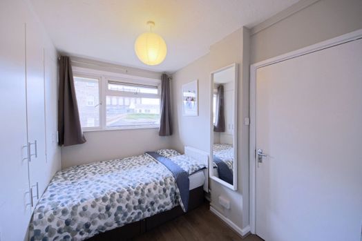 Photo of a 28 Hereford Street.