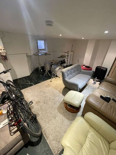 Photo of a double-bed room in a 7-bedroom house in Brighton and Hove.
