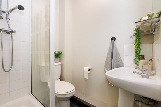 Photo of a luxury Ensuite at St Peter's Court, Nottingham University Halls.