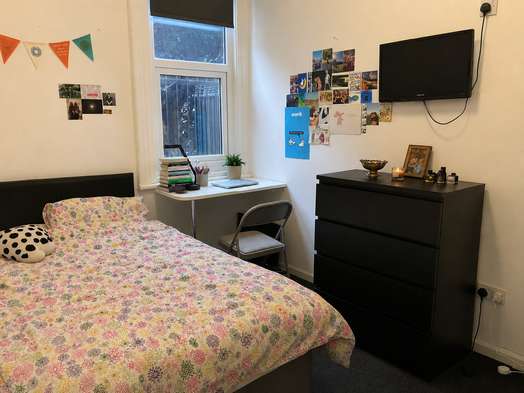 Photo of a 7-bedroom house in Leeds.