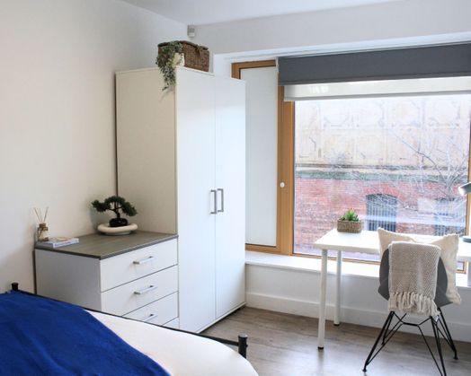 Classic 2 Bed Apartment - Shared Bathroom