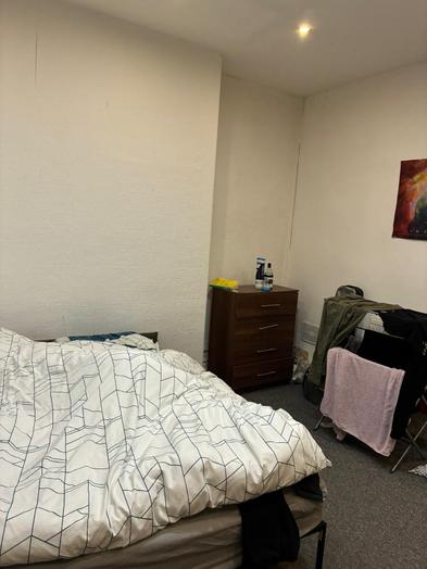 Photo of a double-bed room in a 4-bedroom house in Leeds.