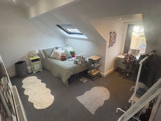 Photo of a sTUDENT HOUSE AVAILABLE TO A GROUP OF 6 OR 7 IN WOODHOUSE - NO DEPOSIT  .