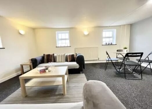 Photo of a 2-bedroom flat in Royal Leamington Spa.