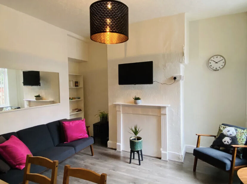 Double bed room in 3bedroom house in Salford Rooms for Rent