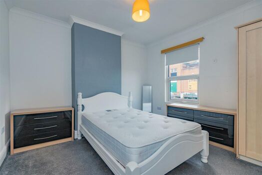 Photo of a double-bed room in a 1-bedroom house in Birmingham.