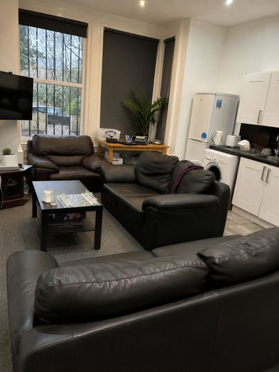 Photo of a double-bed room in a 4-bedroom house in Leeds.