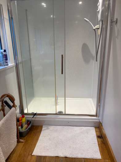 Photo of a double-bed ensuite room in a 3-bedroom house in Penryn.