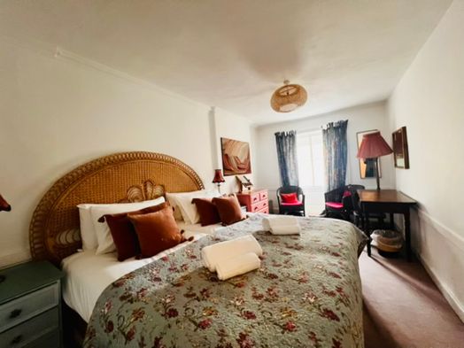 Photo of a decorated by artists 3-bedroom apartment in beautiful Edinburgh city centre..