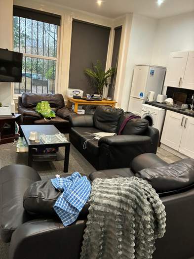 Photo of a double-bed room in a 4-bedroom house in Leeds.