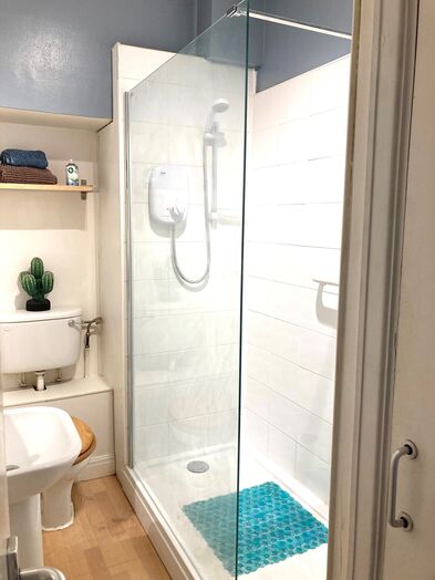 Photo of a double-bed room in a 5-bedroom house in York.