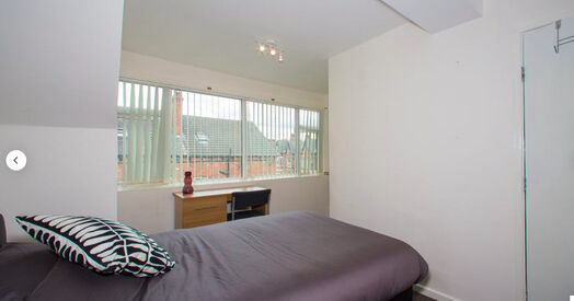 Photo of a double-bed room in a 4-bedroom house in Leeds.