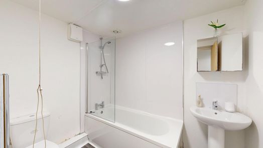 Photo of a modern 4 Bedroom Student Home In Headingley.