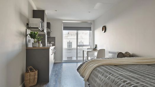 Superior Studio (Floor 4)