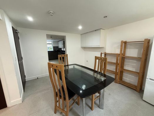 Photo of a 2 Bed rooms in 6 bed shared house in central Hyde Park ( Leeds ).