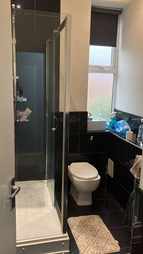 Photo of a 7-bedroom house in Leeds.
