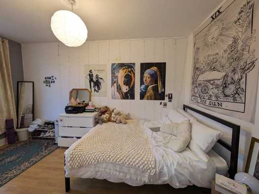 Photo of a double-bed room in a 4-bedroom house in Leeds.
