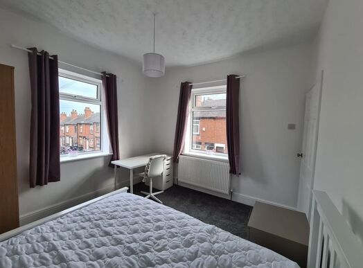 Photo of a 4-bedroom house in Stoke-on-Trent.
