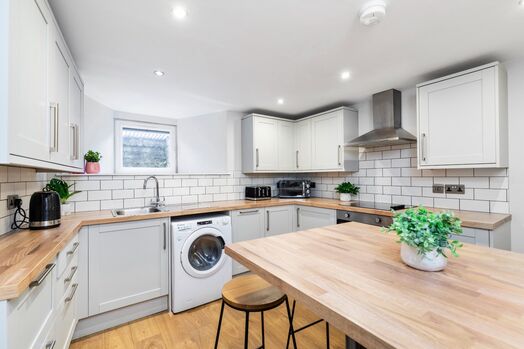 Photo of a double-bed room in a 6-bedroom house in Leeds.