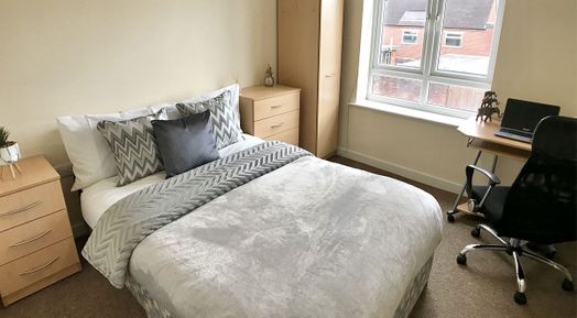 2 Bed Apartment Ensuite Room