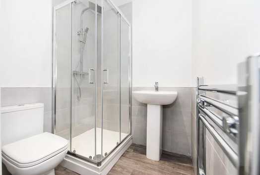 Photo of a double-bed ensuite room in a 8-bedroom house in Leeds.