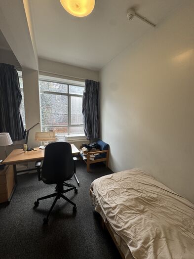 Photo of a ensuite room in 1-room student hall in London.