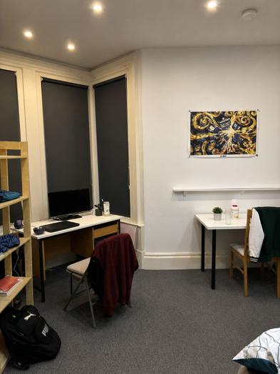 Photo of a double-bed room in a 4-bedroom house in Leeds.
