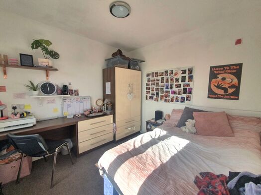 Photo of a 6-bedroom house .