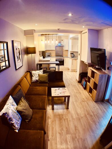 Photo of a 6 BED HOUSE CENTRAL FALLOWFIELD.